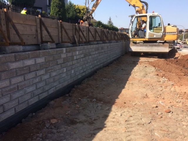 Construction of retaining walls with block facing.JPG